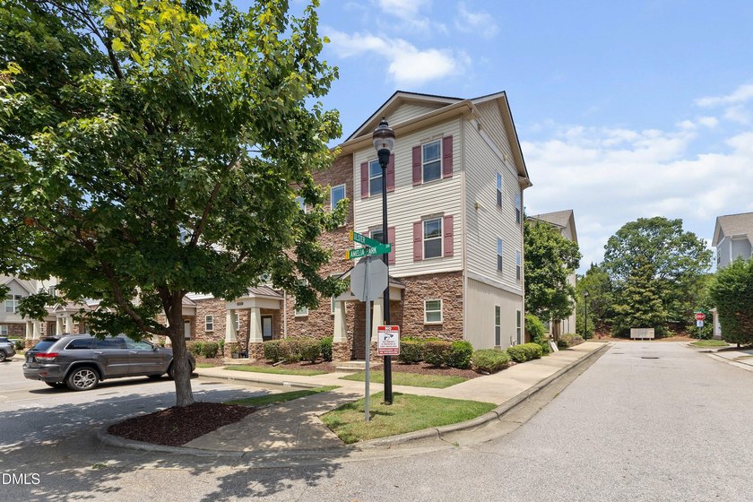 Welcome home to this beautiful, move-in-ready end-unit townhouse - photo 3