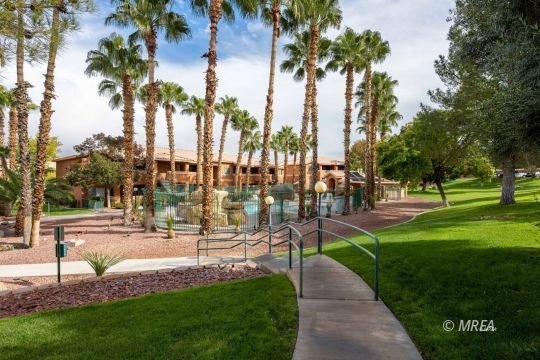 Beautifully furnished &amp; elegantly remodeled 2 bedroom + den - photo 44