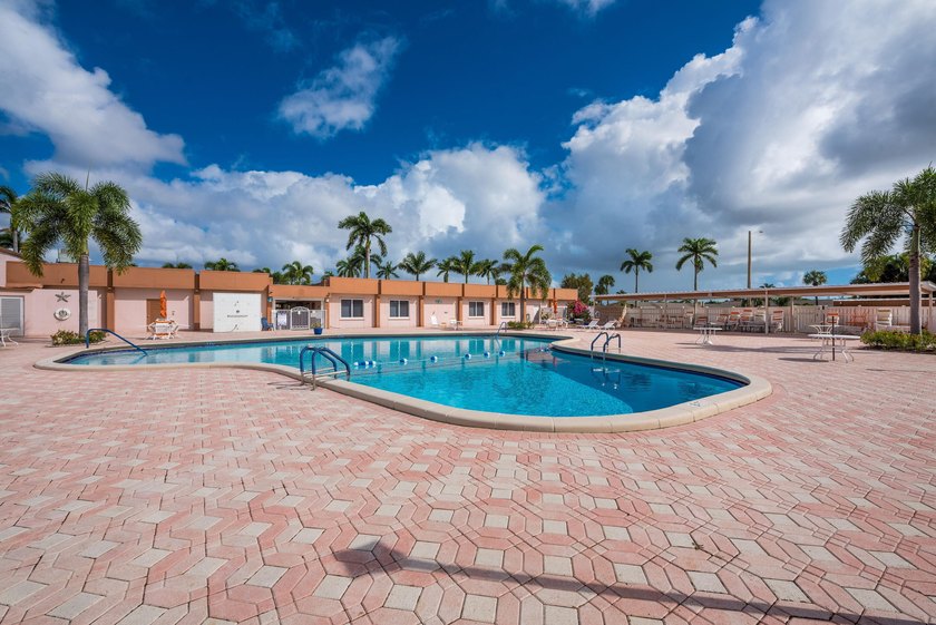 1 bedroom 1.5 baths. Fully remodeled. Enjoy vibrant living in - photo 28
