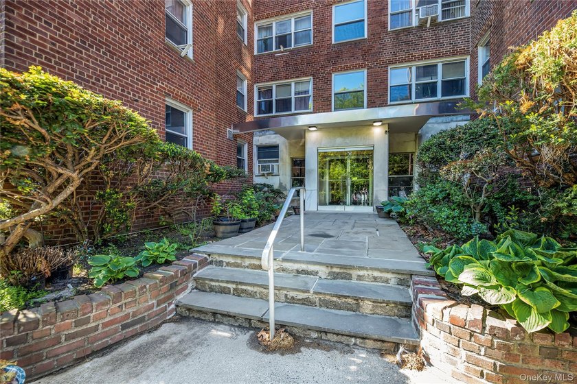 Welcome to this bright and spacious top-floor 2-bedroom, 1 - photo 21
