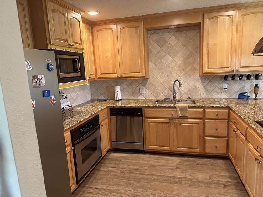 Great end townhome immaculate with furnishing, wood flooring - photo 3