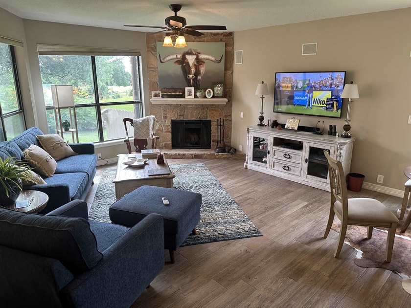 Great end townhome immaculate with furnishing, wood flooring - photo 4