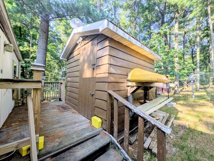 Quiet and peaceful!! This 2 bedroom single wide mobile home is - photo 12