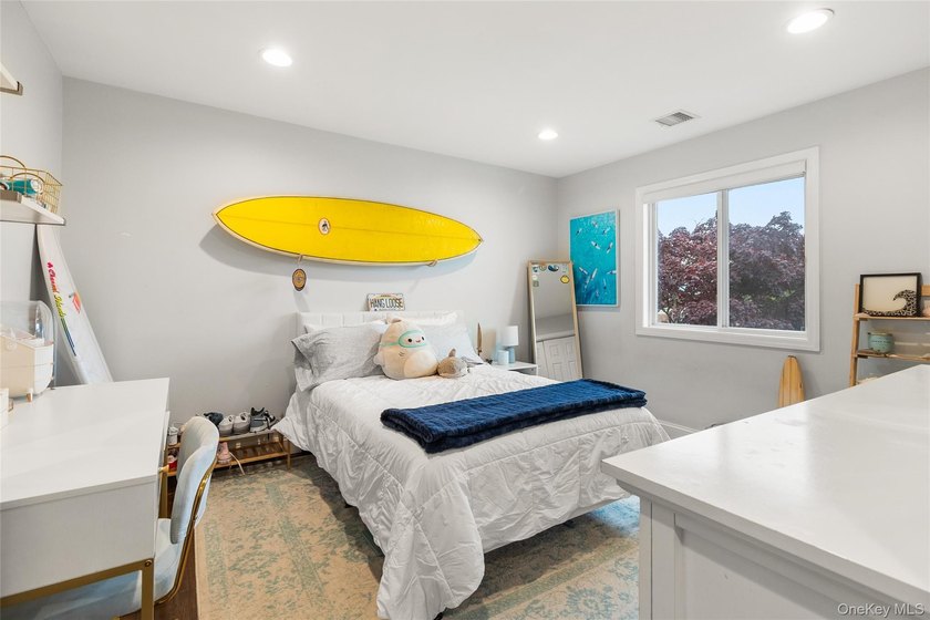 Set on a beautifully landscaped property with wonderful curb - photo 14