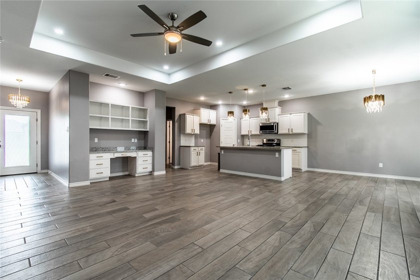 Gorgeous 3 bedroom/2 bathroom corner lot home with many upgrades - photo 4