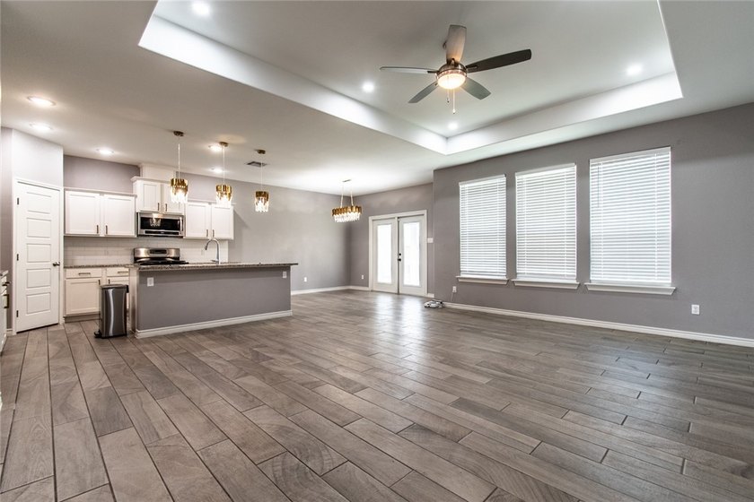 Gorgeous 3 bedroom/2 bathroom corner lot home with many upgrades - photo 6