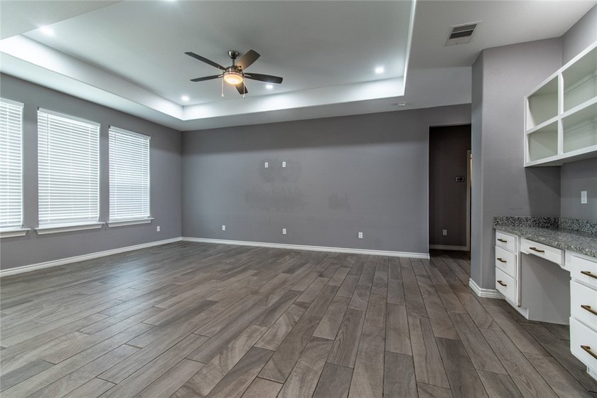 Gorgeous 3 bedroom/2 bathroom corner lot home with many upgrades - photo 8