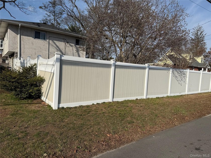 Welcome to this beautifully maintained single-dwelling home - photo 5