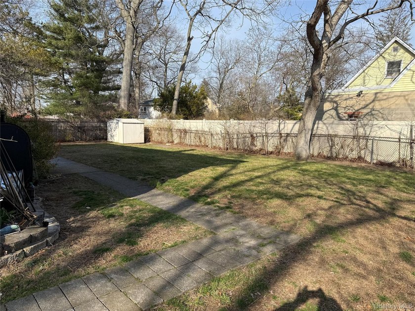 Welcome to this beautifully maintained single-dwelling home - photo 6