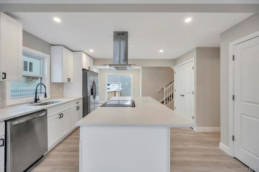 Welcome to 52 Halycon Road in Lindenhurst! Located just down the - photo 11