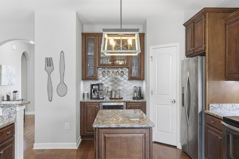 Welcome to this beautifully maintained 4-bedroom, 2-bath, 1 - photo 14