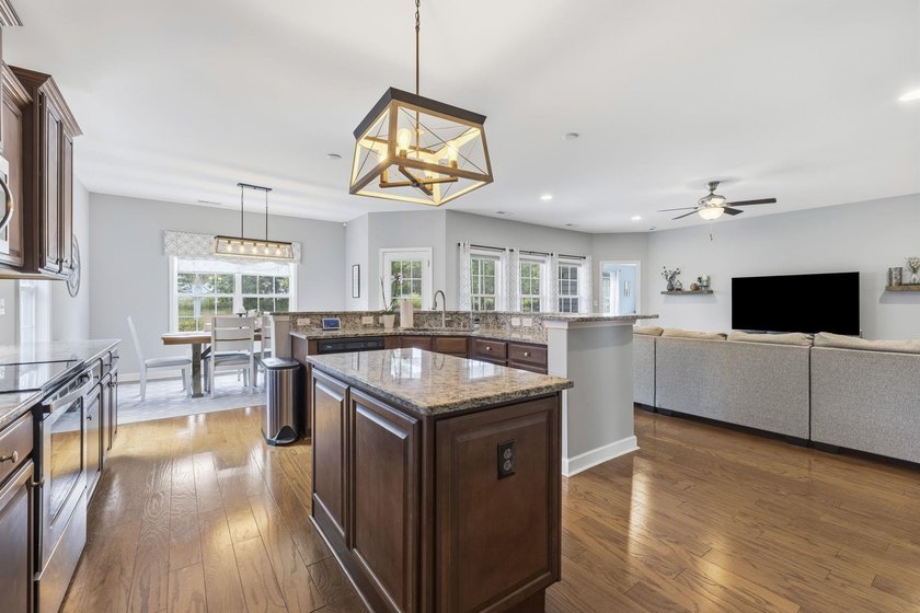 Welcome to this beautifully maintained 4-bedroom, 2-bath, 1 - photo 15
