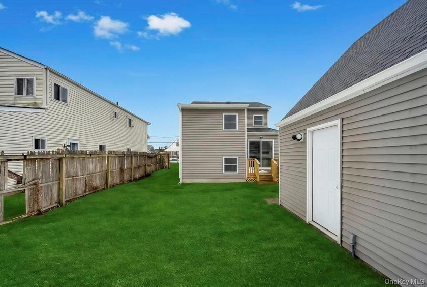 Welcome to 52 Halycon Road in Lindenhurst! Located just down the - photo 19