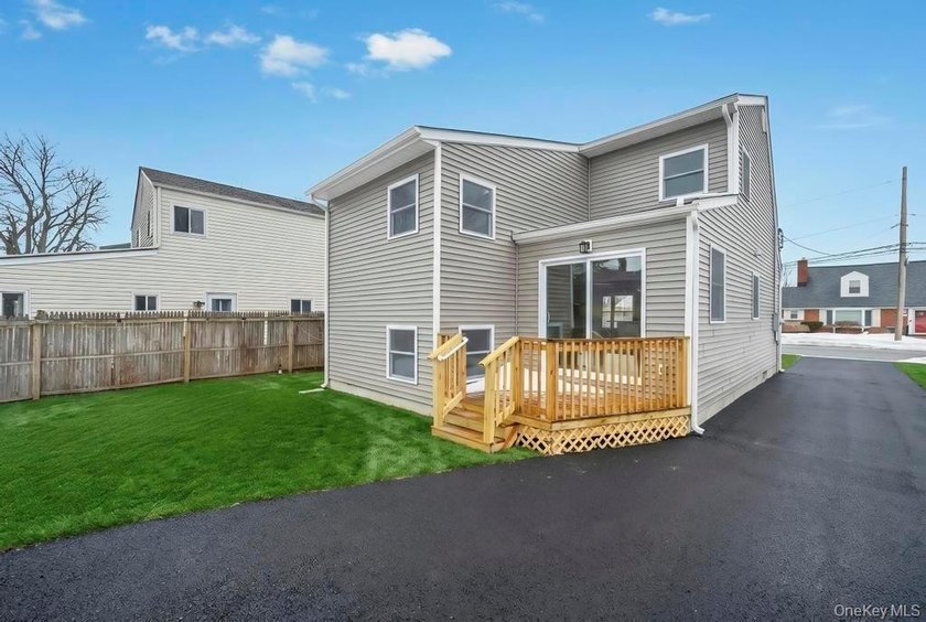 Welcome to 52 Halycon Road in Lindenhurst! Located just down the - photo 21