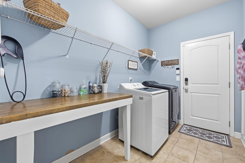 Welcome to this beautifully maintained 4-bedroom, 2-bath, 1 - photo 30