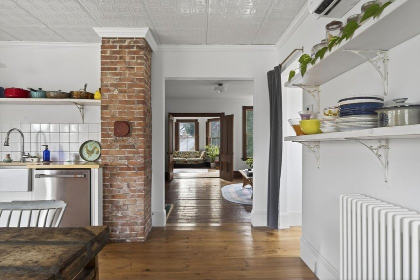 This beautiful Queen Anne style house embodies the perfect blend - photo 10