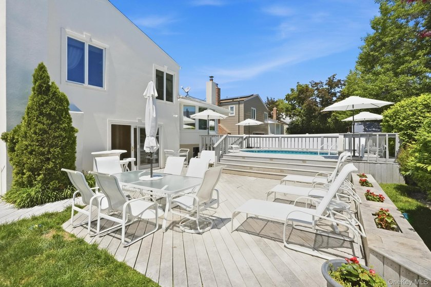 Experience refined living in this stunning and spacious - photo 25