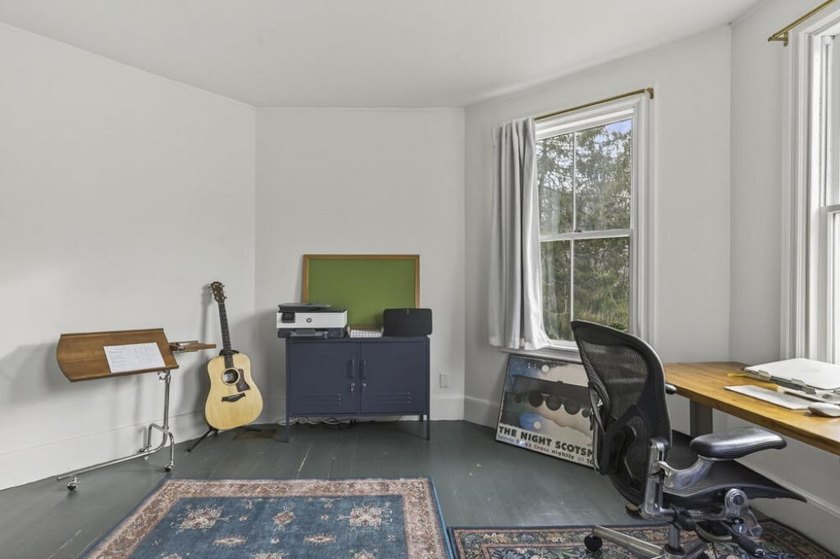 This beautiful Queen Anne style house embodies the perfect blend - photo 40