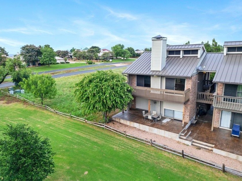 Experience the best of Horseshoe Bay living in this - photo 2