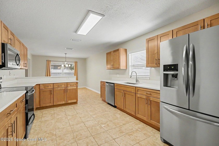 LOCATION, LOCATION, LOCATION! This 4 bed, 2.5 bath, two-car - photo 4