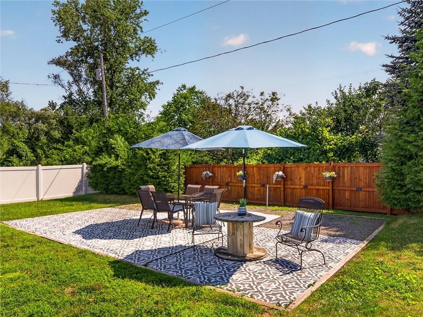 WOW...WOW...WOW! Vacation at Home! This stunning ranch-style - photo 11