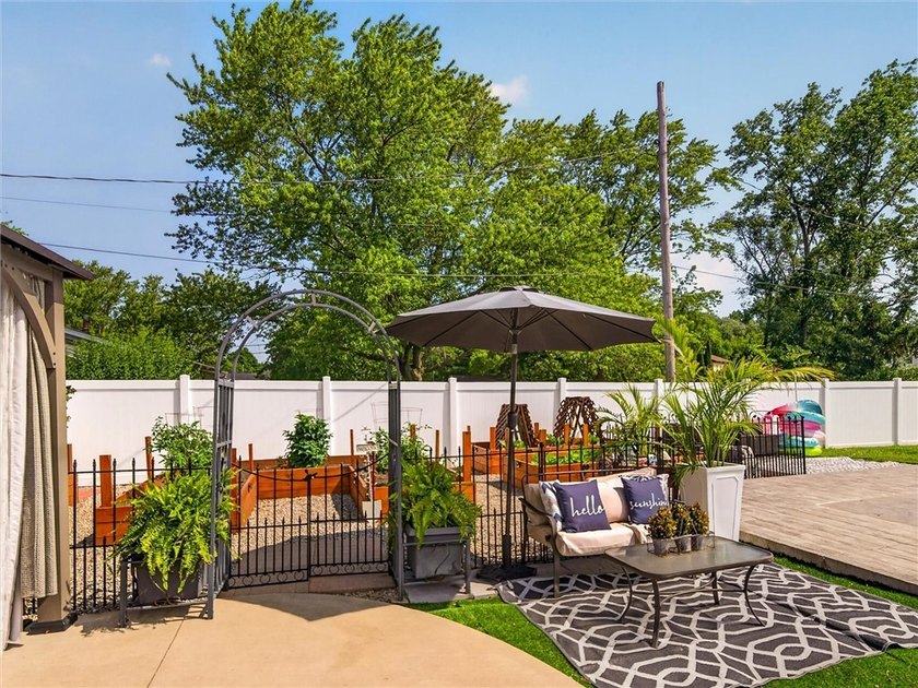 WOW...WOW...WOW! Vacation at Home! This stunning ranch-style - photo 12