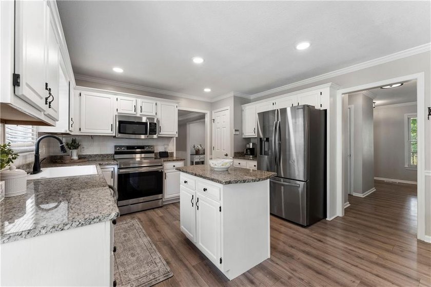 Welcome to 9 Topridge Road in the highly sought-after Spicewood - photo 12