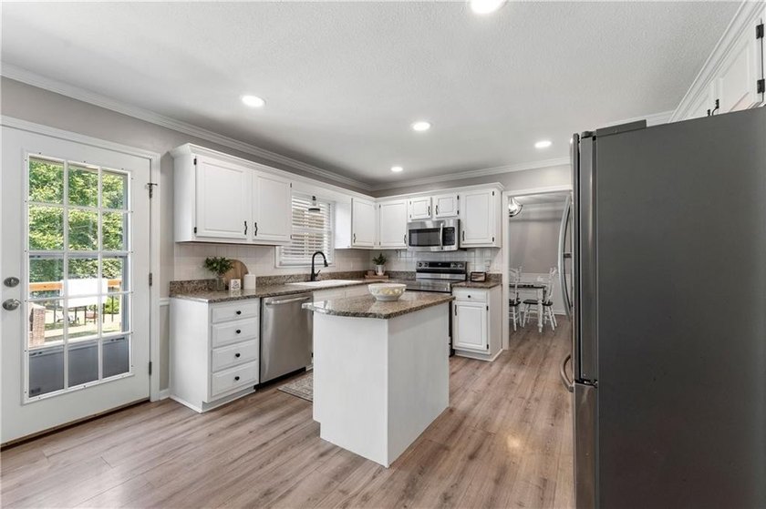 Welcome to 9 Topridge Road in the highly sought-after Spicewood - photo 14