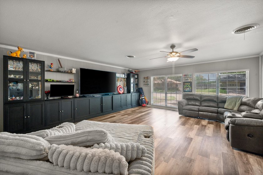 Welcome home to this beautifully updated 3-bedroom, 2-bath home - photo 27