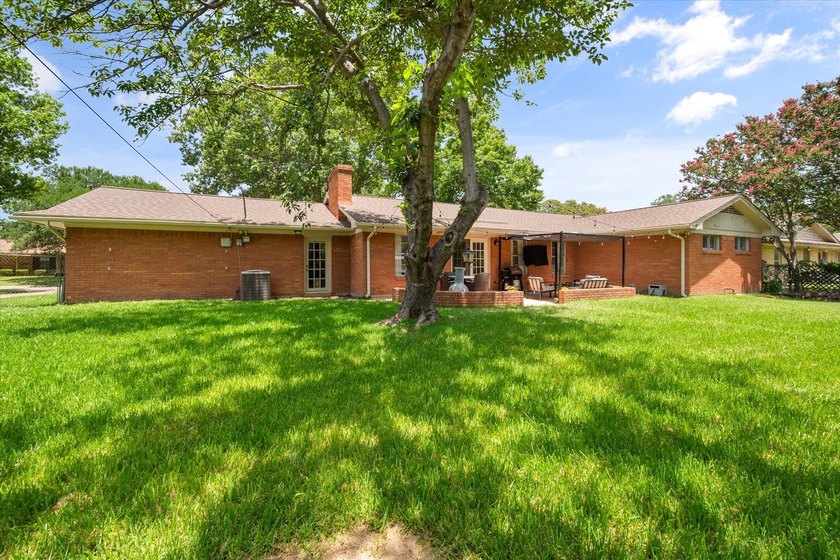 Welcome home to this beautifully updated 3-bedroom, 2-bath home - photo 31