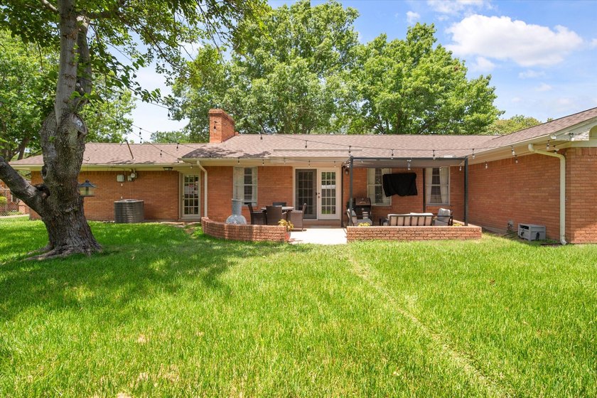 Welcome home to this beautifully updated 3-bedroom, 2-bath home - photo 32
