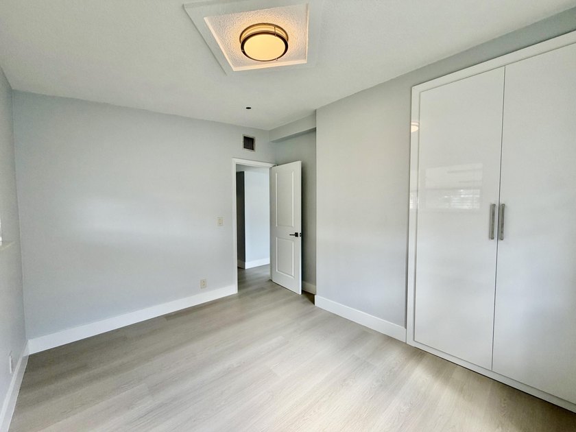 Welcome to this beautifully remodeled home in West Palm Beach ! - photo 14