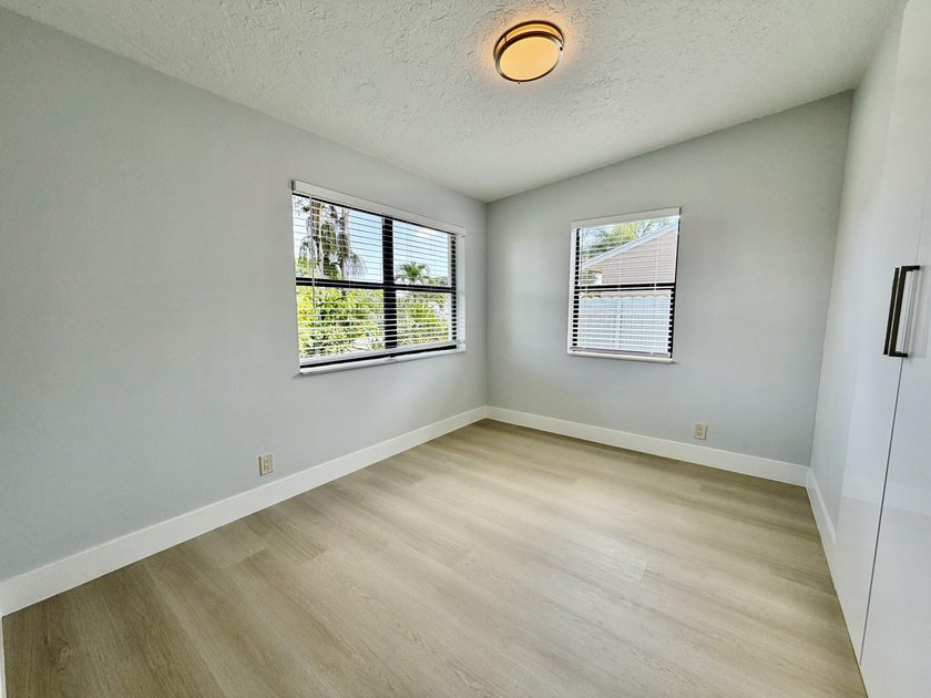 Welcome to this beautifully remodeled home in West Palm Beach ! - photo 16