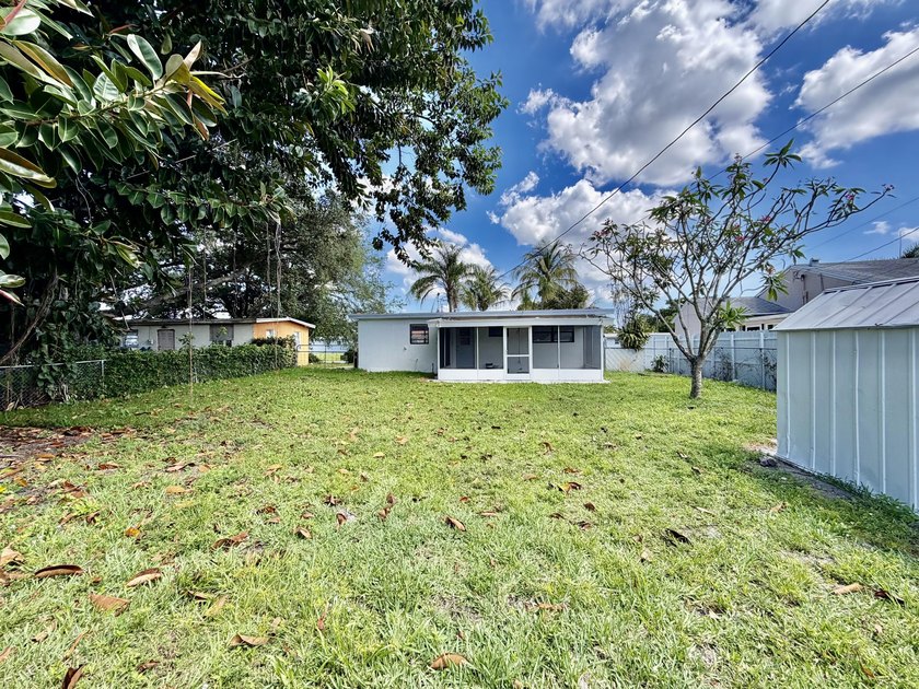Welcome to this beautifully remodeled home in West Palm Beach ! - photo 17