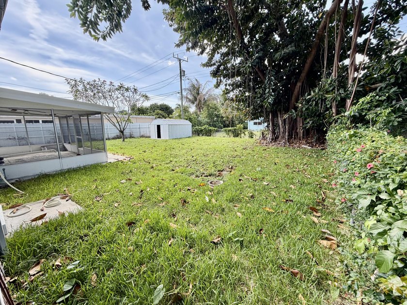 Welcome to this beautifully remodeled home in West Palm Beach ! - photo 18
