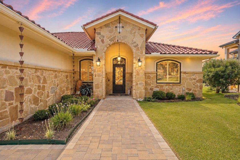 Experience refined luxury living in this exceptional golf course - photo 2