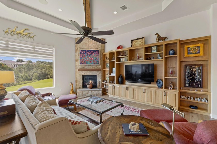 Experience refined luxury living in this exceptional golf course - photo 3