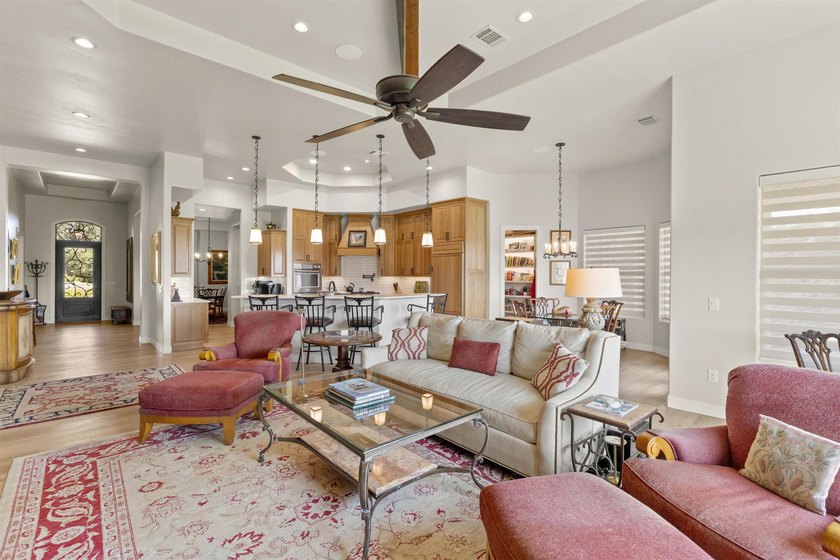 Experience refined luxury living in this exceptional golf course - photo 5