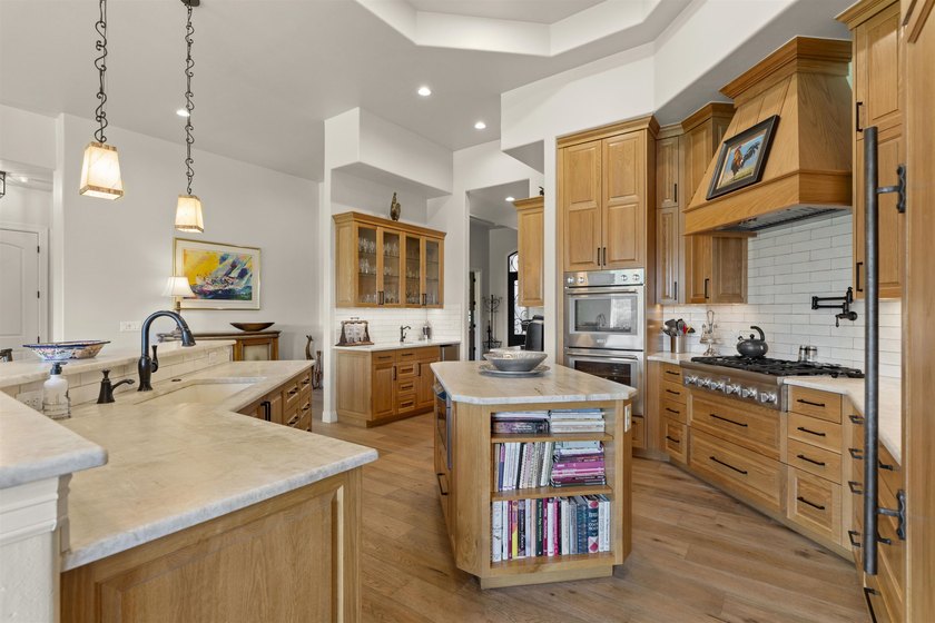 Experience refined luxury living in this exceptional golf course - photo 9