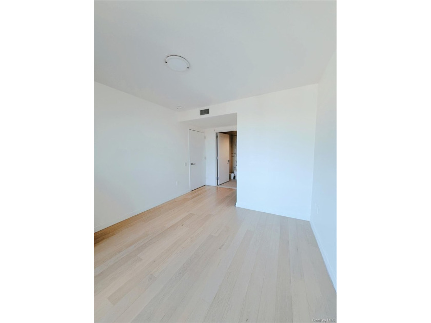 Spacious and sun-filled high-floor 2-bedroom, 2-bath apartment - photo 19