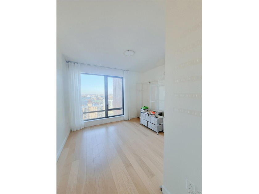 Spacious and sun-filled high-floor 2-bedroom, 2-bath apartment - photo 20