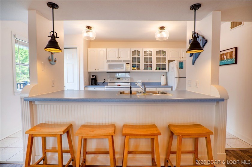Experience the best of lakeside living in this unique property - photo 4