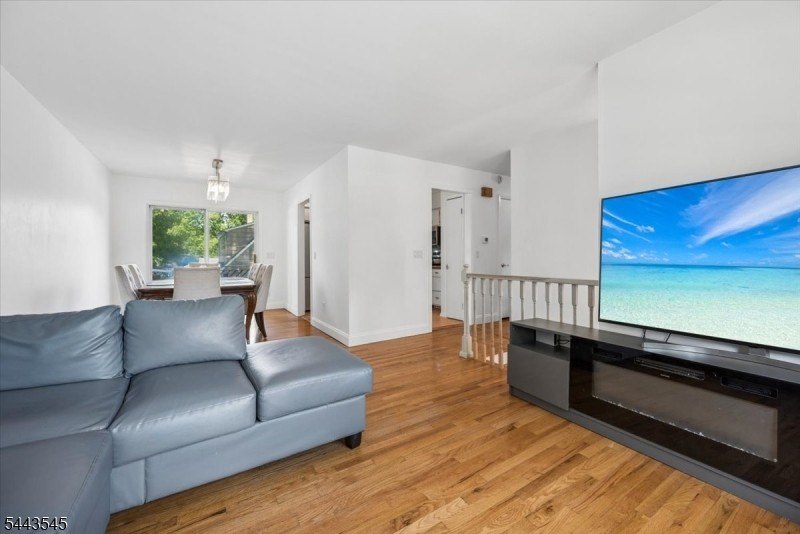 Welcome home to this beautifully maintained 3-bedroom bi-level - photo 11