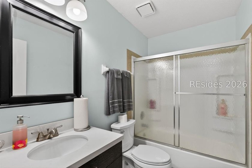 Discover the perfect blend of comfort and convenience in this - photo 11