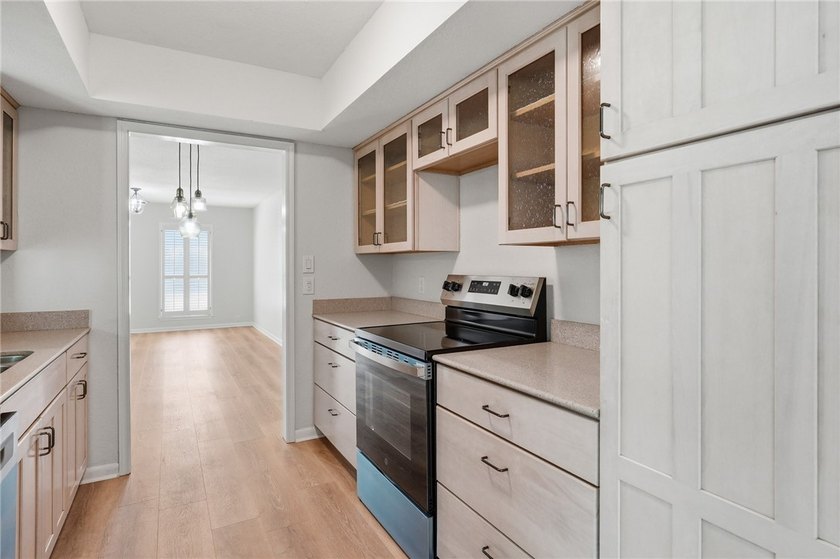 Say hello to your gorgeous new home! This stunningly updated - photo 13