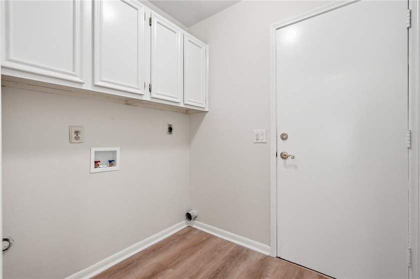 Say hello to your gorgeous new home! This stunningly updated - photo 15