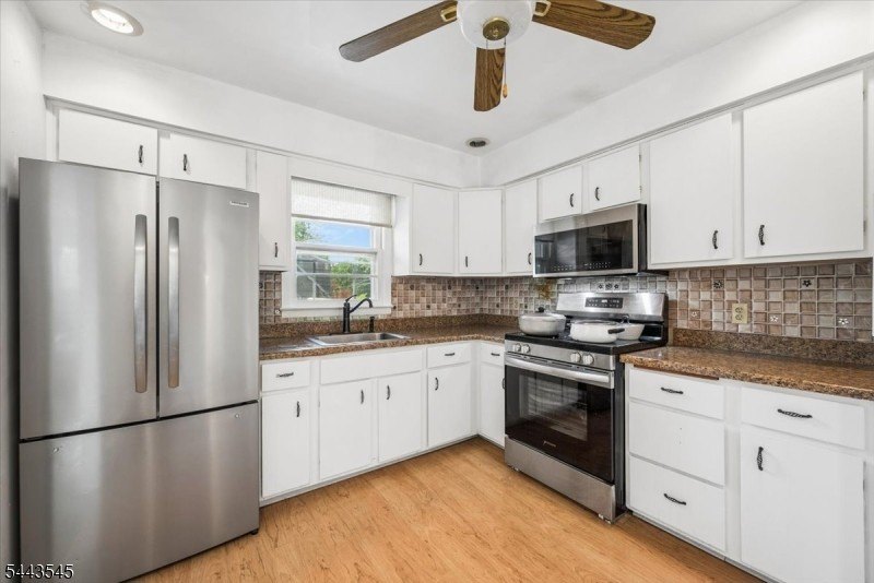 Welcome home to this beautifully maintained 3-bedroom bi-level - photo 16