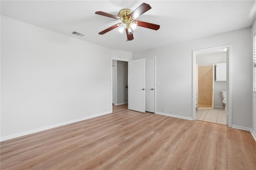 Say hello to your gorgeous new home! This stunningly updated - photo 20