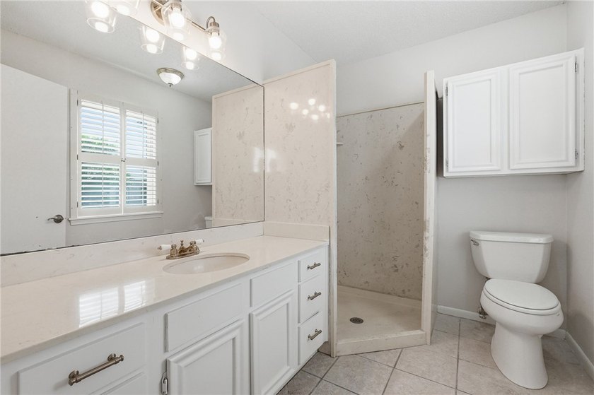 Say hello to your gorgeous new home! This stunningly updated - photo 21