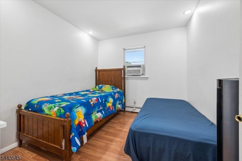 Welcome home to this beautifully maintained 3-bedroom bi-level - photo 22
